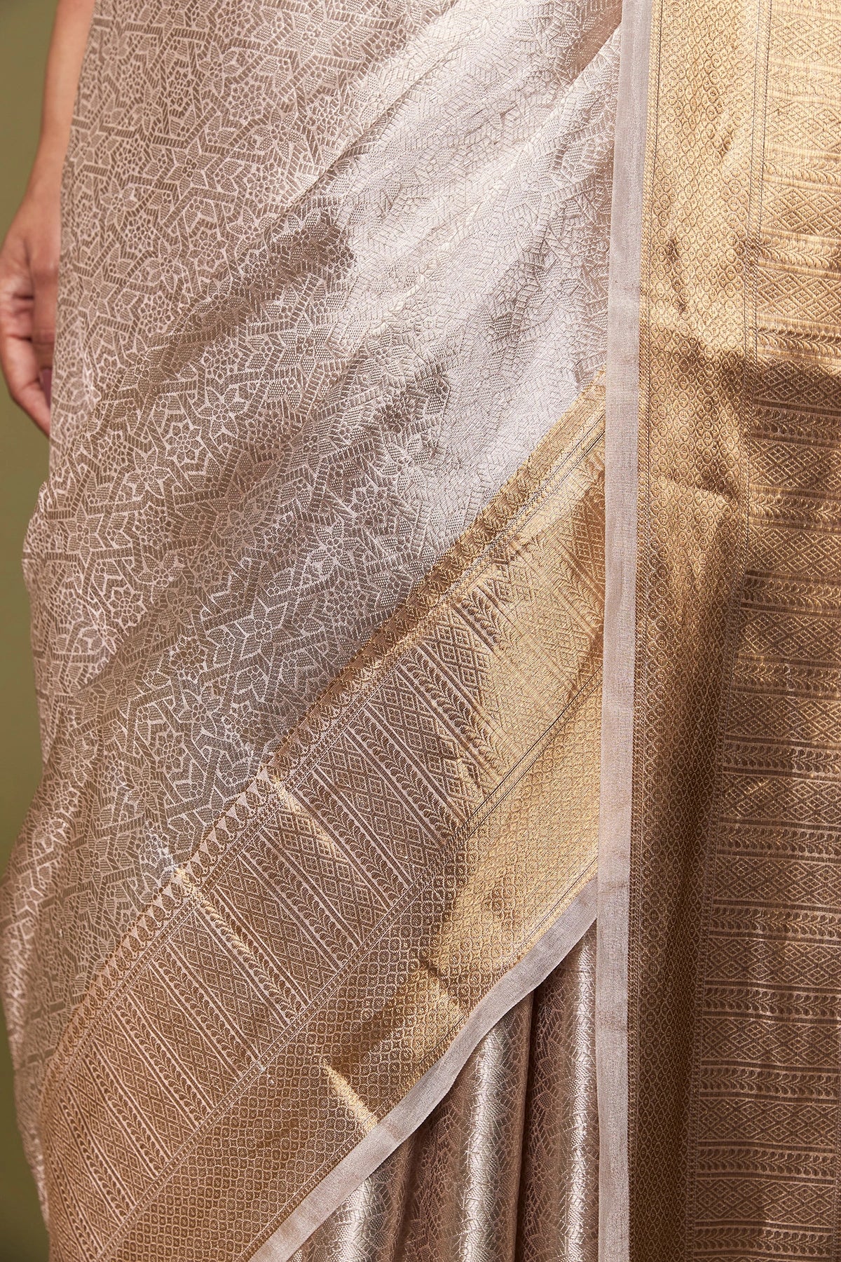 Golden woven border of handloom tissue Banarasi saree