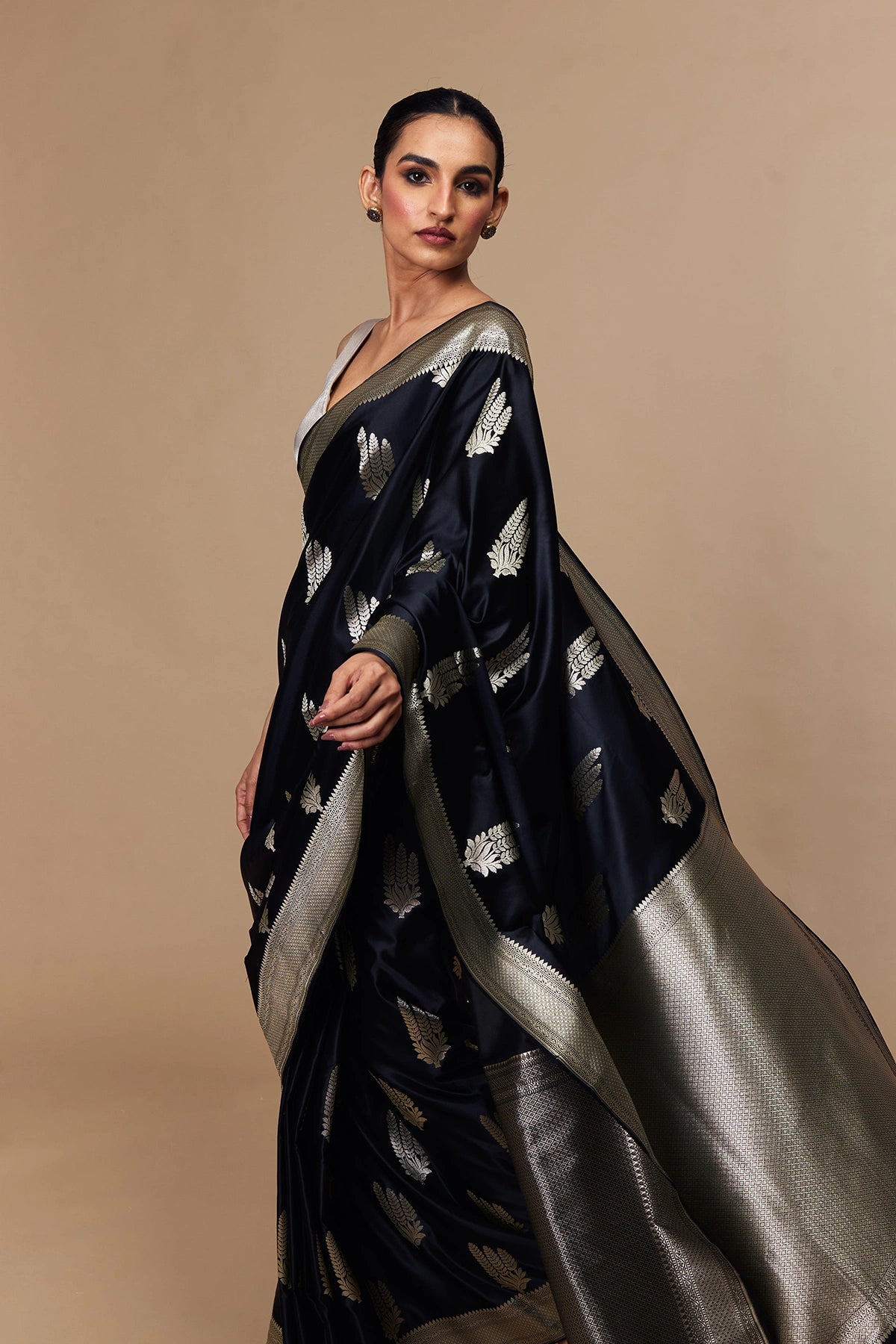 Intricate silver zari border of Banarasi silk saree