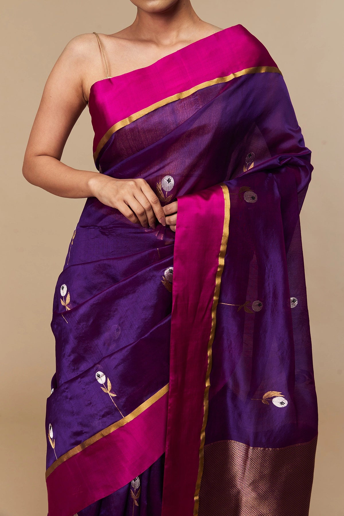 Handwoven zari pallu and magenta border details