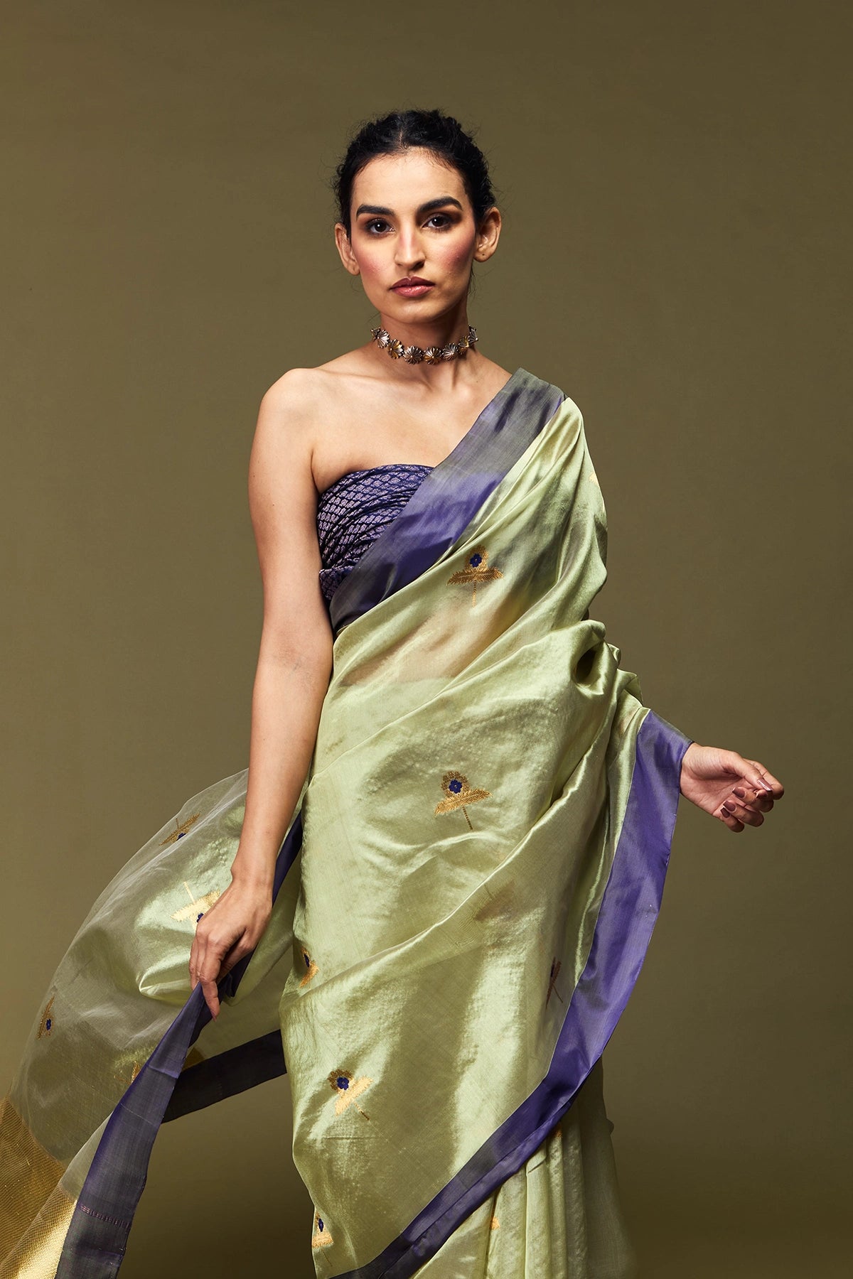 Zari pallu detail in handwoven pure Chanderi saree