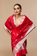 Silver pallu detailing of Chanderi saree